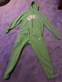 Green nike sweatsuit set 