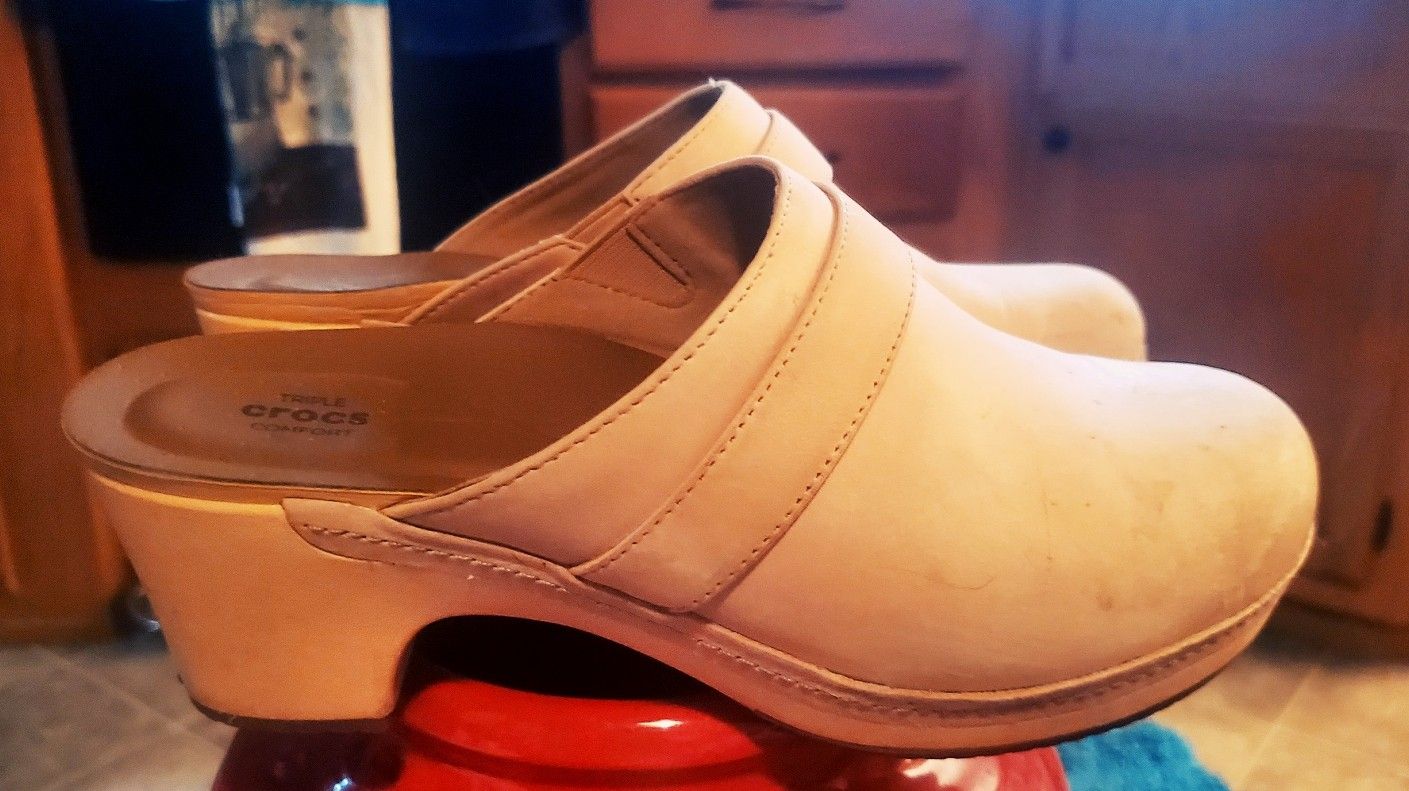 Womens Crocks Tan Suede Clogs. size 8