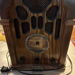 Old antique AM radio