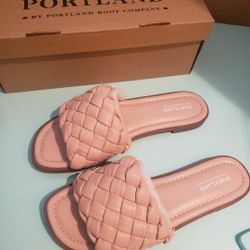 New Woman's Size 7 Sandals