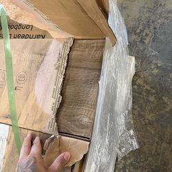 Neutral oak vinyl floor