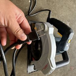 7-1/4* HEAVY DUTY CIRCULAR SAW WITH LASER GUIDE SYSTEM 