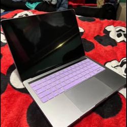 Great condition! 2018 Macbook Pro 13 inch, 8GB