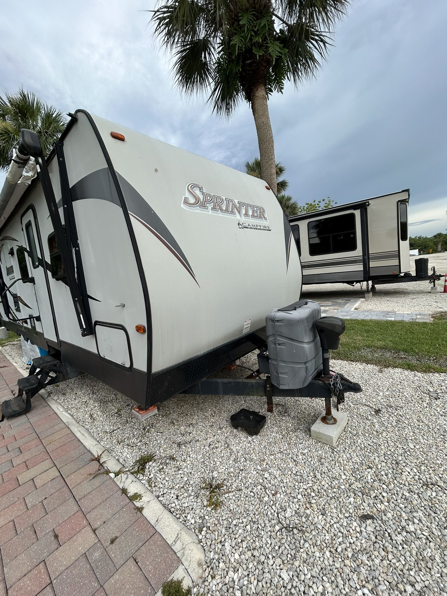 2016 Keystone Sprinter 28’ Travel Trailer