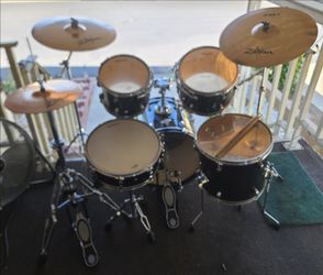 Bateria Drums 5 Pc Ludwig  Accent Be Bop or Jazz Set Complete w BassPedal, Cymbals&Hi-Hats, Hardware or Stands, 2 Pr of Sticks & a Drum Tuning Key