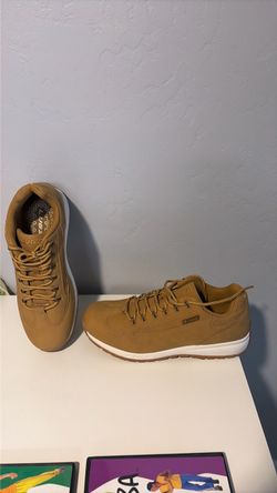 Tennis shoes