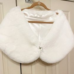 New, Firm, White Faux Fur Shawls (Wrap) with a silvertone bow and a genuine topaz dangle broach, Lg.