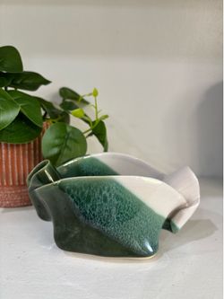 Vintage pinched pottery trinket bowl