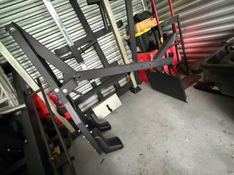 Leverage Squat Machine.