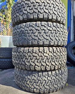 285/70/17 Bfgroodrich Selling a set of 4 tires in excellent condition 🫡