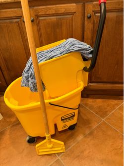 Rubbermaid 35 qt Wave Brake Commercial Mop Bucket Wringer and Mop Handle and Brand New Mop