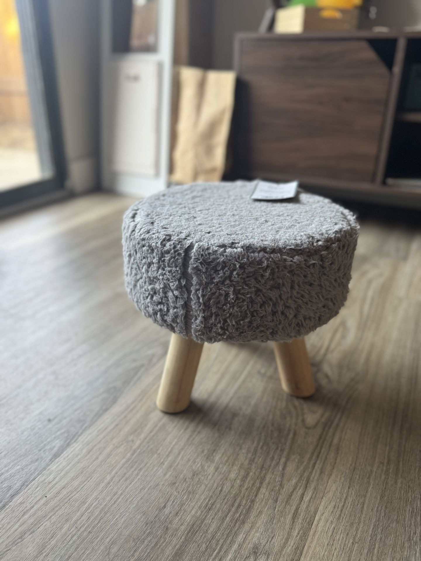 🪑 Small Gray Fuzzy Stool