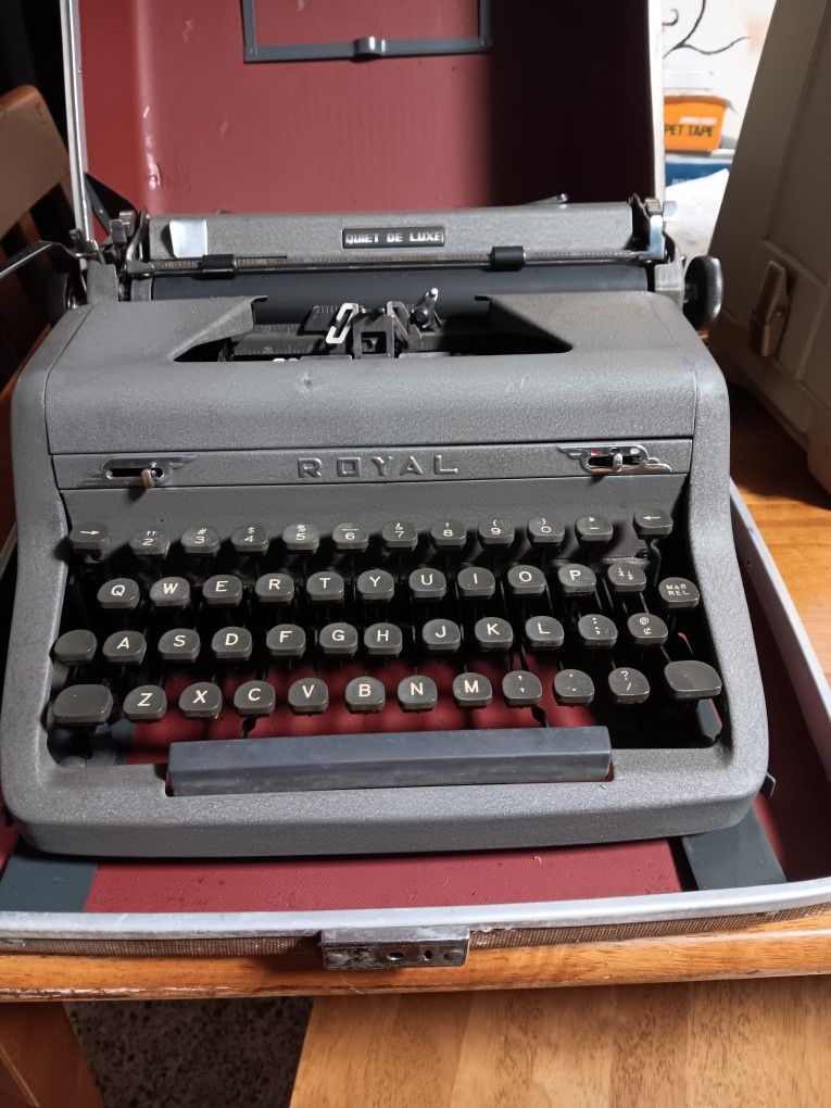 Royal Quiet DE Luxe Typewriter