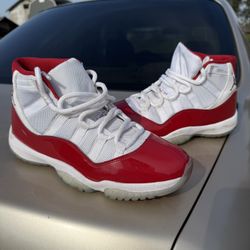 Jordan’s 11 Cherrys Size 8