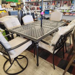 Laurel oaks outdoor patio dining set NEW
A couple scratches on top of table 
550$ cash no tax 
Pick up Mesa Alma School and University 