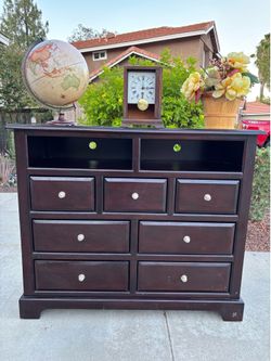 7 Drawer Modern Dresser Chest of Drawers Furniture Great Condition