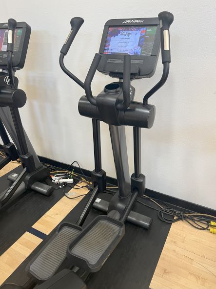 Life Fitness SE3HD Integrity Elliptical LOW HOURS