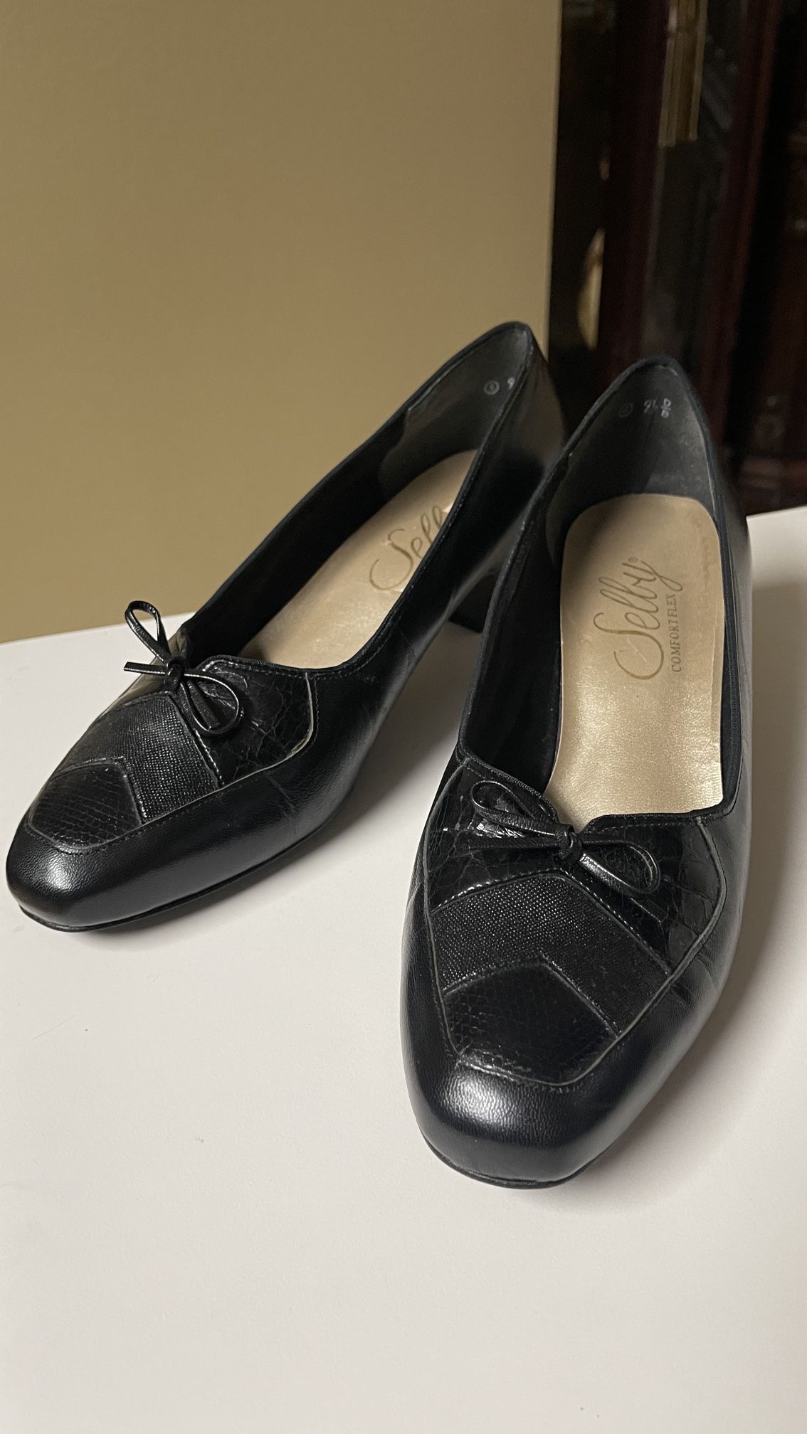 Selby women’s black leather Heeled loafers shoes size 9.5