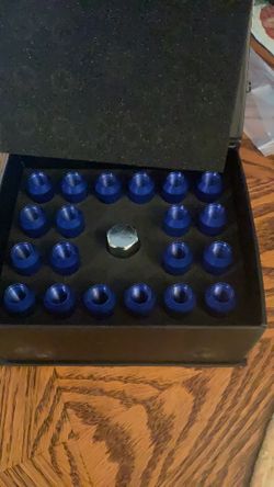 Lug nuts blue