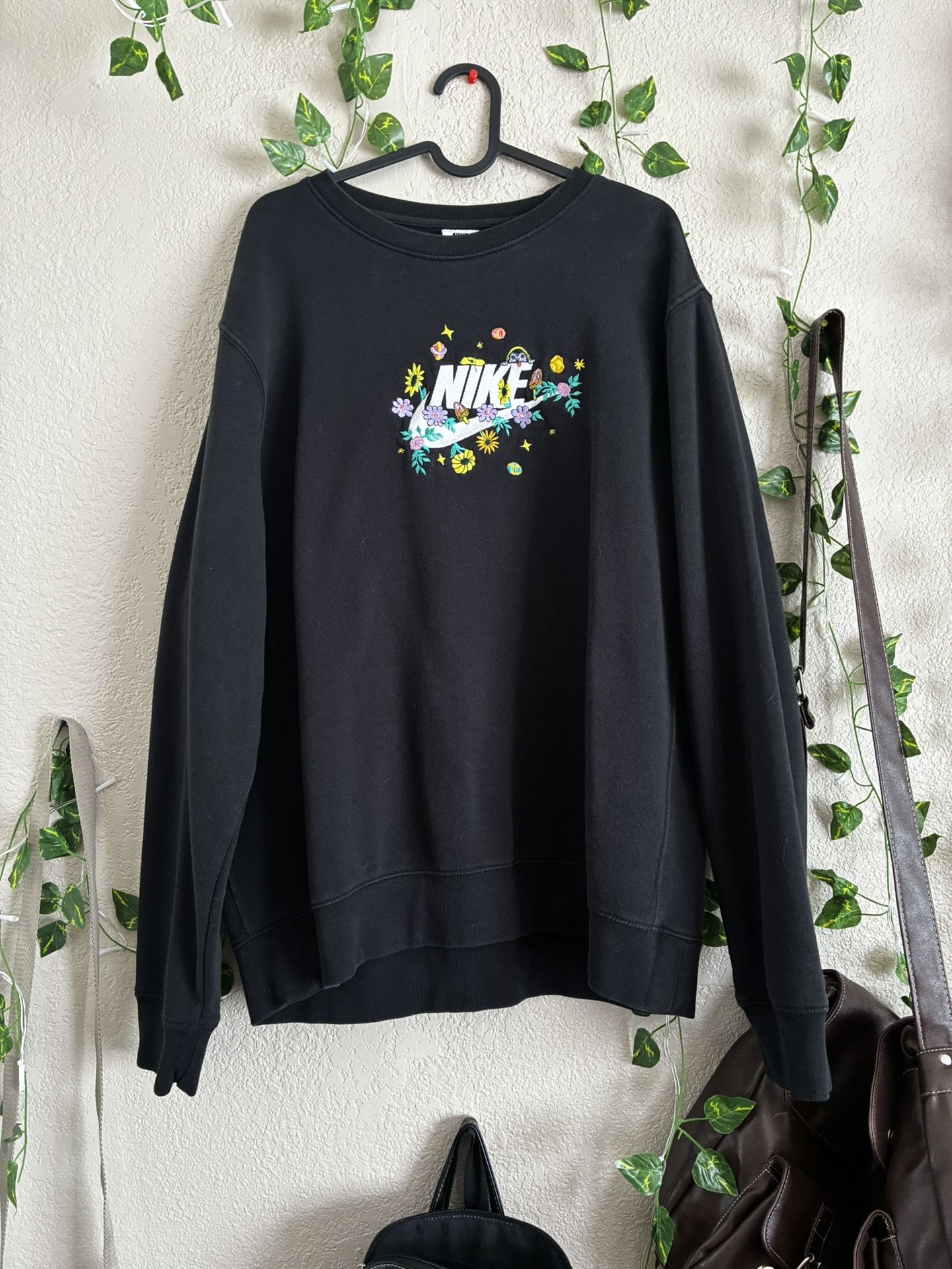 Nike Black Crewneck Sweatshirt – Floral Embroidery