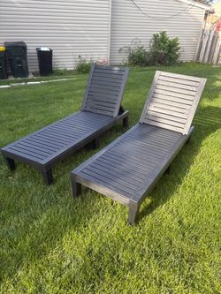 Outdoor Lounge Chairs (2)