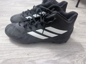 Football cleats size 9 in men