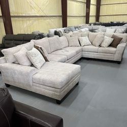 Edenfield Linen 3pc Sectional with Chaise

