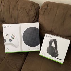 Xbox Series S 512GB Comes With Xbox Headphone Bundle 