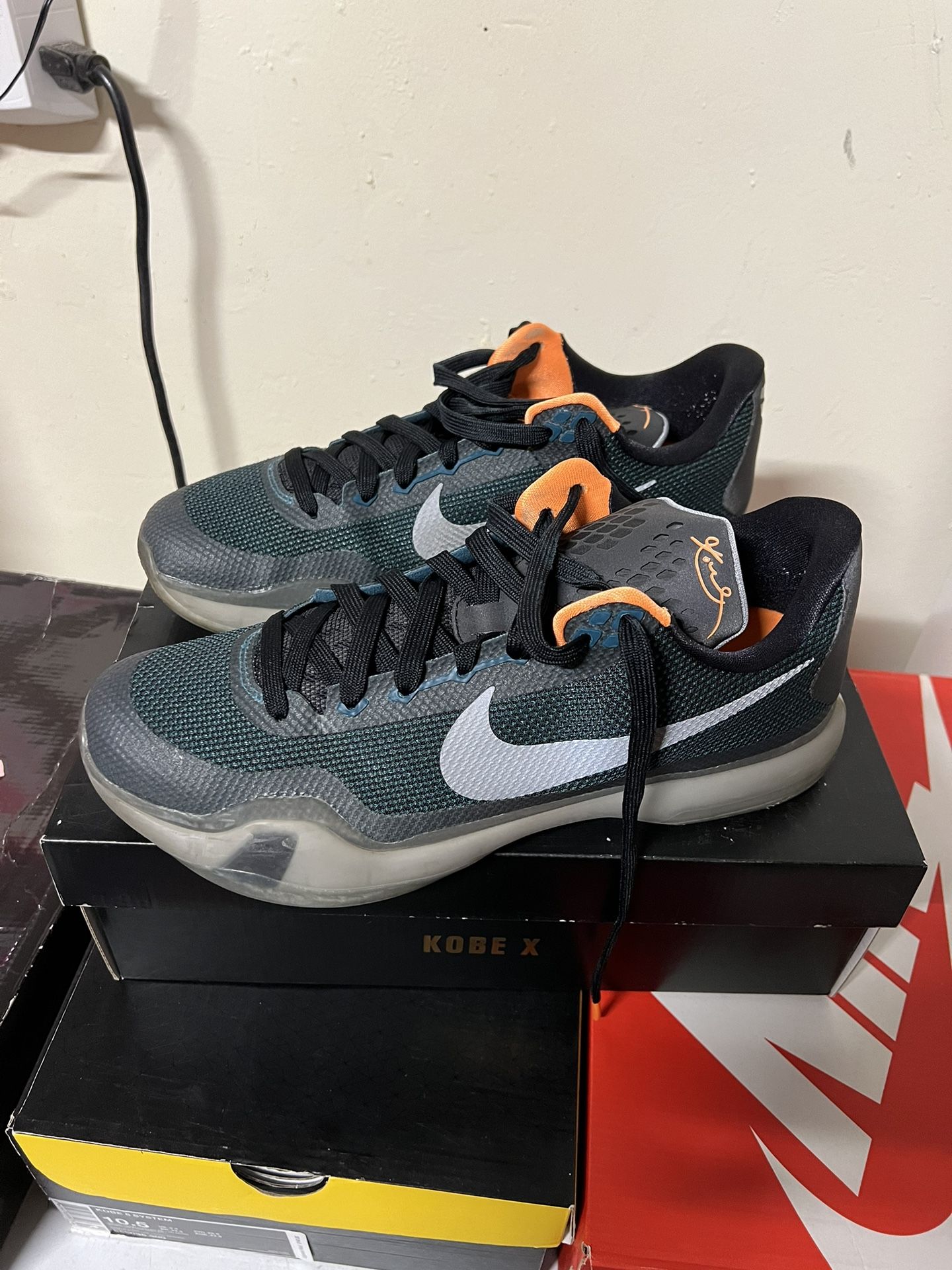 Kobe 10 “Flight”