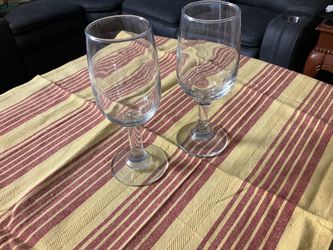 Set of 2 Clear Glass Wine Glasses 6.25” tall never used
