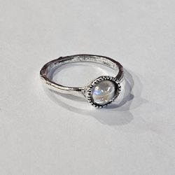 LADIES SIZE 6  OVAL MOONSTONE SILVER RING