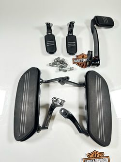 Harley OEM Touring Black Streamliner Floorboards + Passenger Foot Pegs Brake.FREE SHIPPING. SM9KNT0442