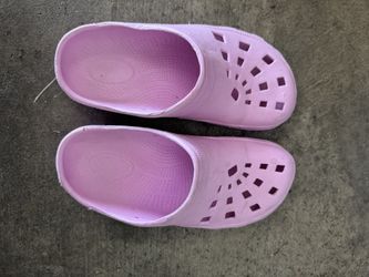 Women Crocs Size 9