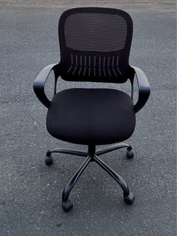 *Delivery Available* Ergonomic Mesh Office Chair – Adjustable Rolling Computer Desk Chair