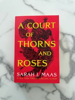 A Court of Thorns and Roses paperback