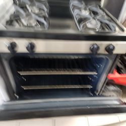 Una Estufa De GAS FRIGIDAIRE Cuatro Meses De Garantia Se Yeva Adomisilio