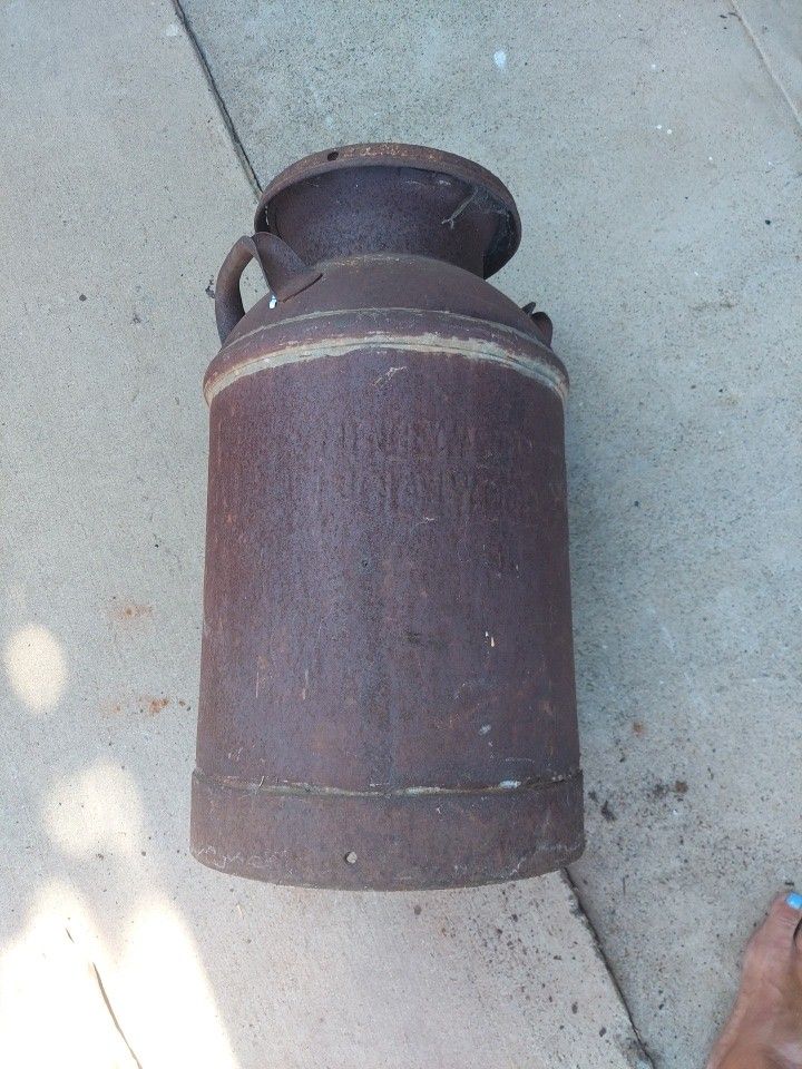 VINTAGE 10 GALLON DAIRY MILK CAN