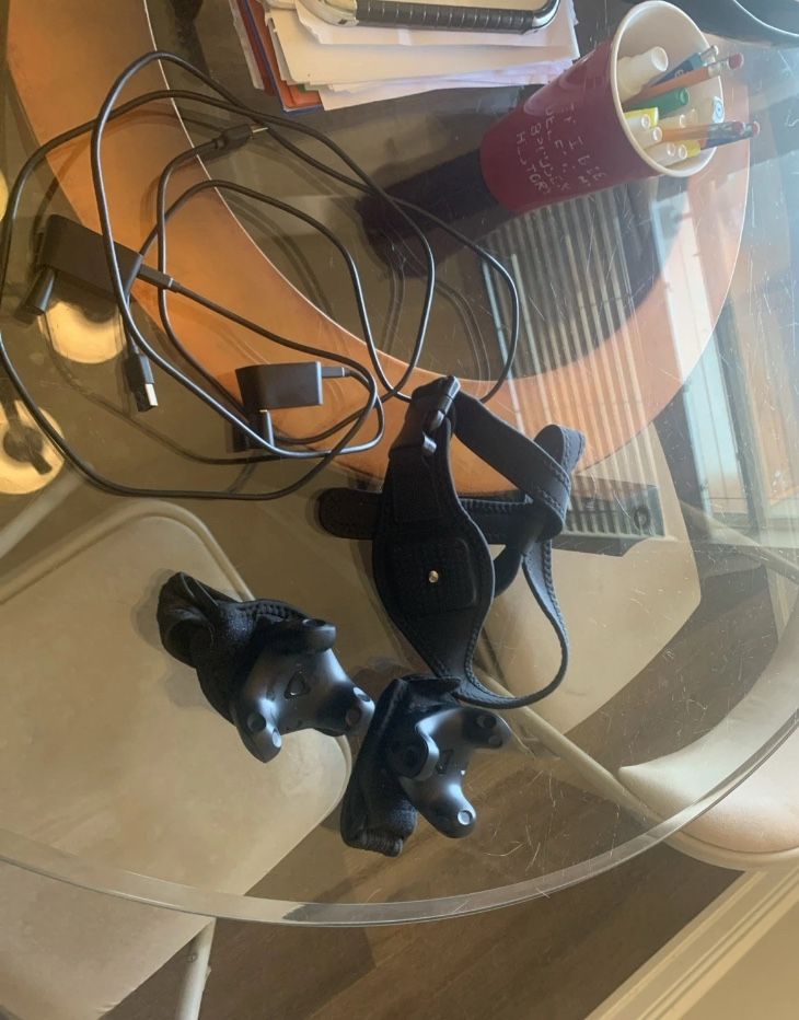 2 HTC Vive 3.0 Trackers With Waist Strap And Feet Straps And Comes With Dongles