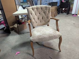 Tufted Back Hardwood Arms and Legs Accent Chair