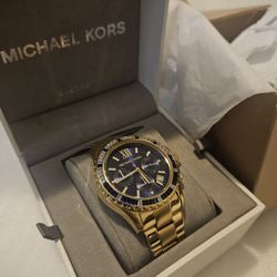 Men Micheal Kors Everest chrono stainless steel gold tone watch. Blue and white crystals