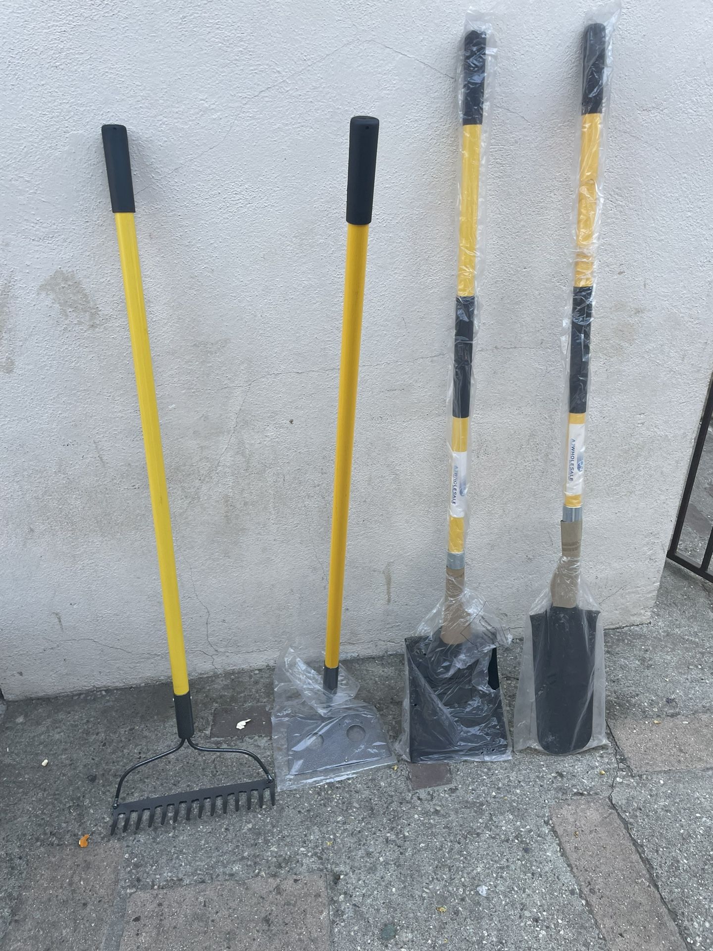 Shovel Y Rake Y Azadon.