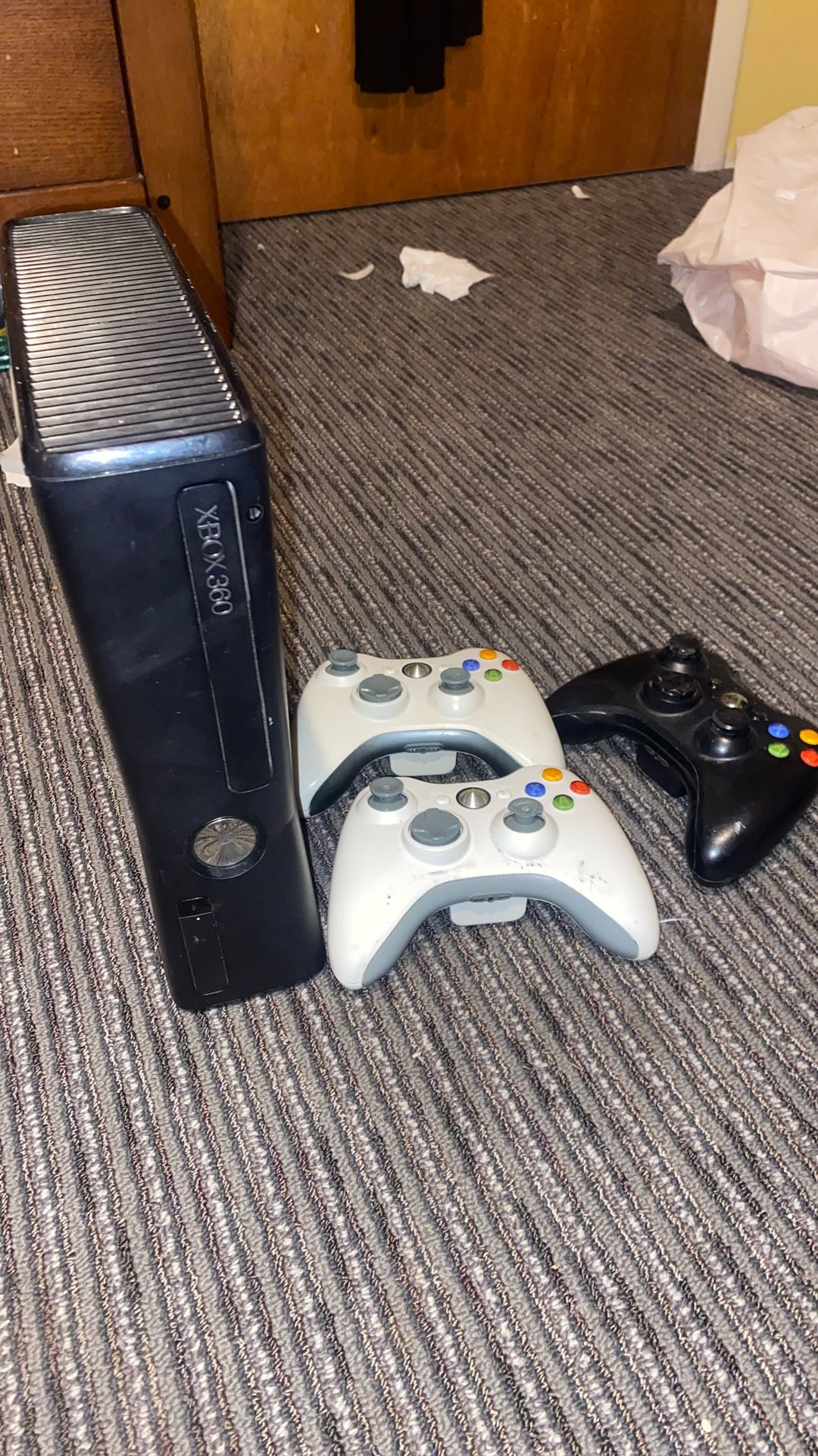 Xbox 360 Slim 250 Gb With 3 Controllers And 23 Games