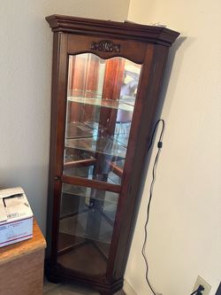 Corner cabinet