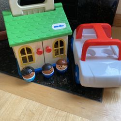 Vintage 1980s Little Tikes Carry Along Fold Up House, Red & White Car, 3 People.