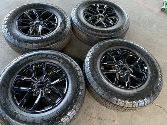 17 inch jeep Rubicon rims with new tires 5x127