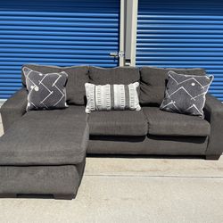FREE DELIVERY 🚚🚛🚚 Awesome 2 Piece Reversible Sectional!!