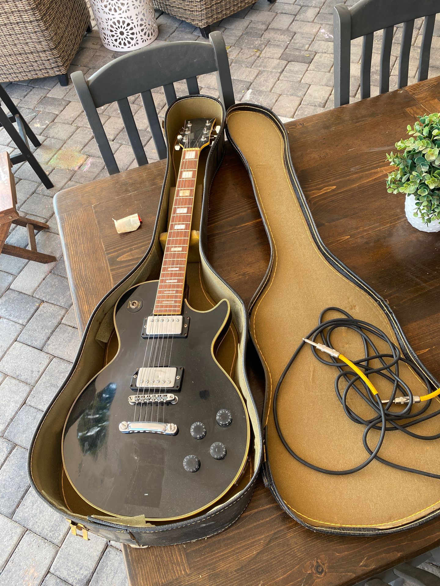 Epiphone genesis guitar? Maybe imitation. Les Paul? Good working guitar