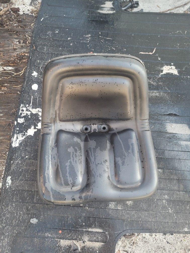 ((READ AD))((SEAT cubcadet/troybilt/bolens/yardmachine)) Riding Mower