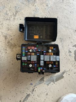 19-23 Main Fuse Box For Silverado Sierra 