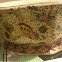 Elegant Chinese porcelain bowls